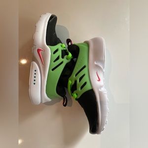Nike Air Presto “Green Strike” Toddler size 9 black/white/hyper pink/green (New)